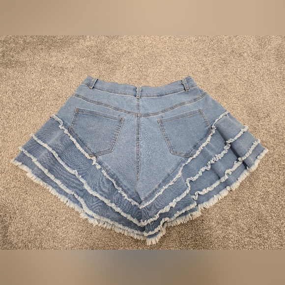 Daisy Denim Shorts Ruffled Frayed Hem EUC Medium Light To Medium Wash Pockets - Picture 8 of 8